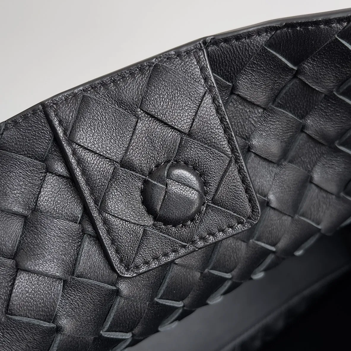 The 2023 new Andiamo batch of 2260 BV has been shipped‼ ️Really popular🔥The new Andiamo woven handbag launched by Bottega Veneta this season is really popular all over the world! ! Celebrities at home and abroad have worn it, and Oscar-winning actress Michelle Yeoh has taken it out on the street. Song Jia, Trai Yara, Yu Feihong, Sanji Ayaka, Rosie Hunting-Whiteley, Yoshioka Riho, etc. have all picked up this bag. It is classic and versatile, showing off its temperament, and the bag capacity is also large, which is very convenient for daily commuting! ! A variety of carrying methods, the shoulder straps can be adjusted by yourself, the original lambskin feels soft and delicate, and the unisex style breaks the gender boundaries and brings a more practical and long-lasting use experience. Andiamo, which has both elegant and casual styles, perfectly interprets the true appearance of "fashionable old money style". Style number: 743572 Size: 32*24*12